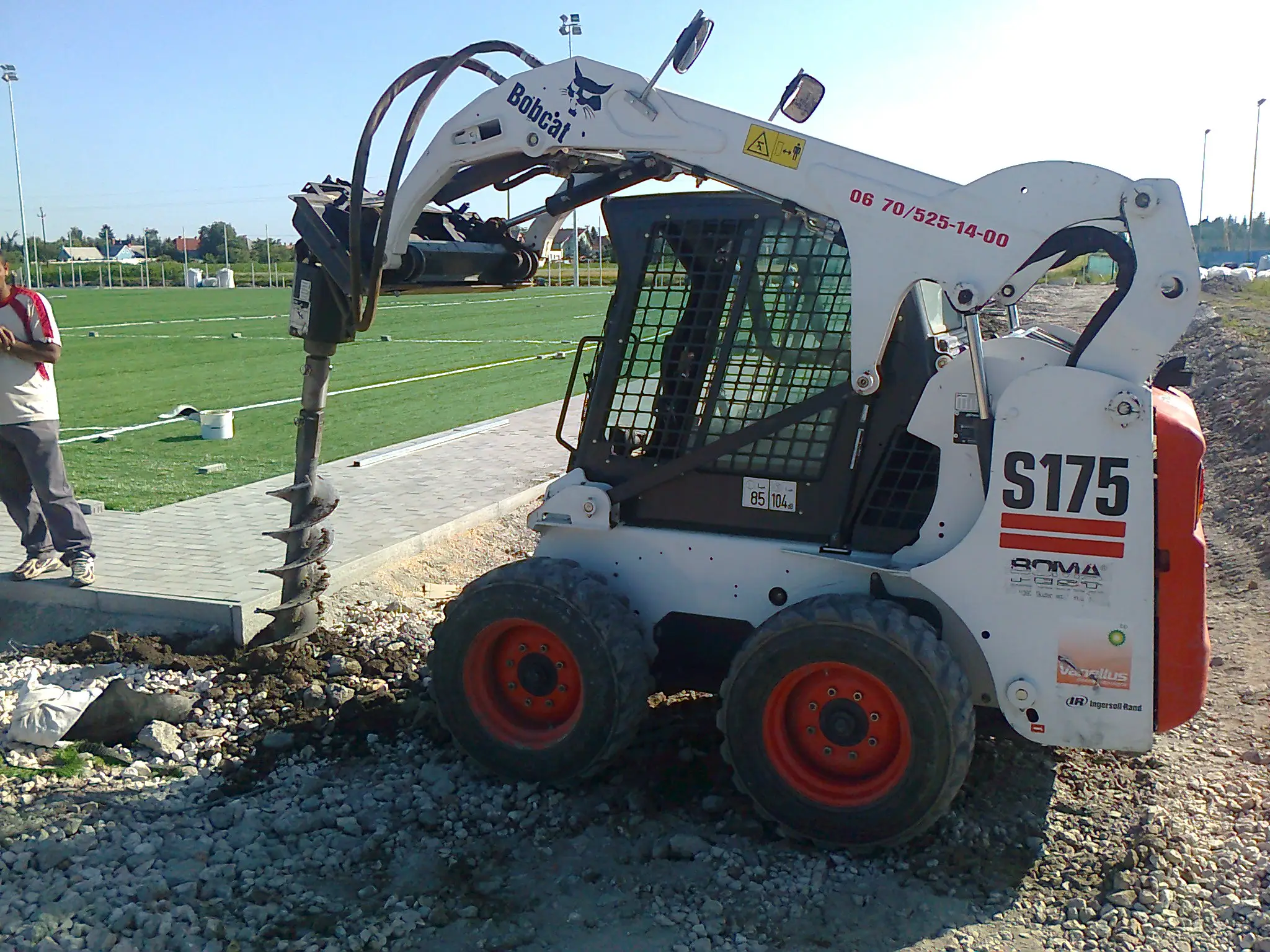 Munka talajfúró adapterrel